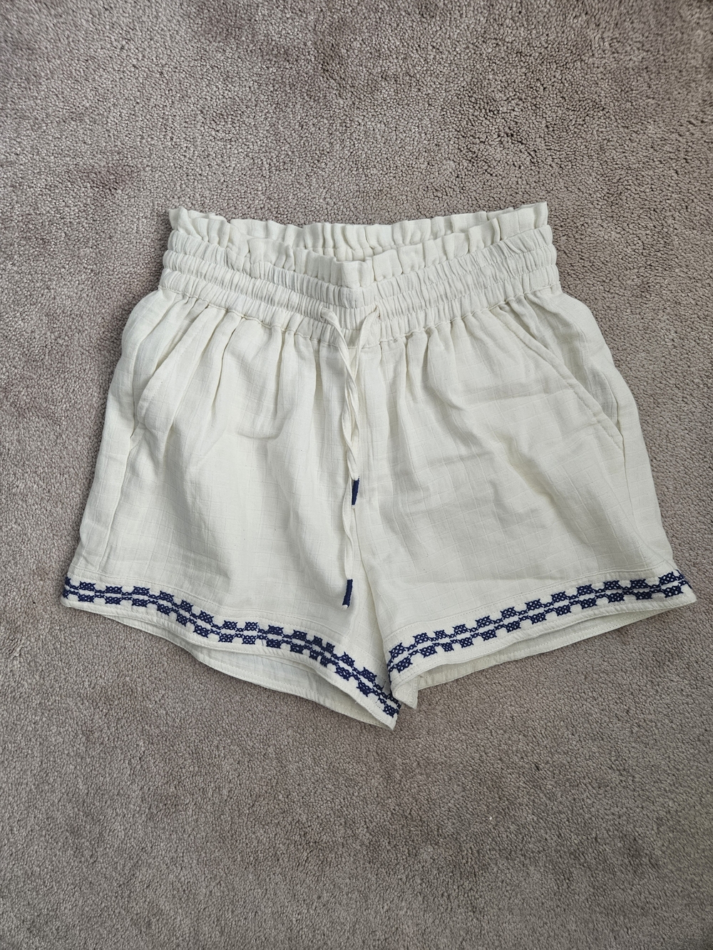 En Creme Cream High-Waist Shorts with Navy Embroidered Hem